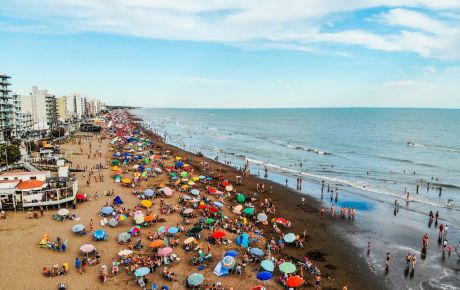 Foto de hermosa vista a la playa de Monte Hermoso repleta de turistas